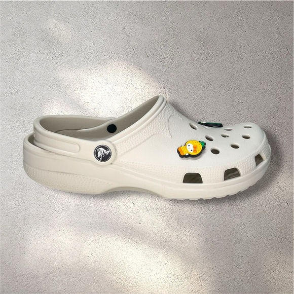 Crocs Classic White Unisex Clogs Shoes W/ Hello Kitty Jibbitz - Picture 1 of 8